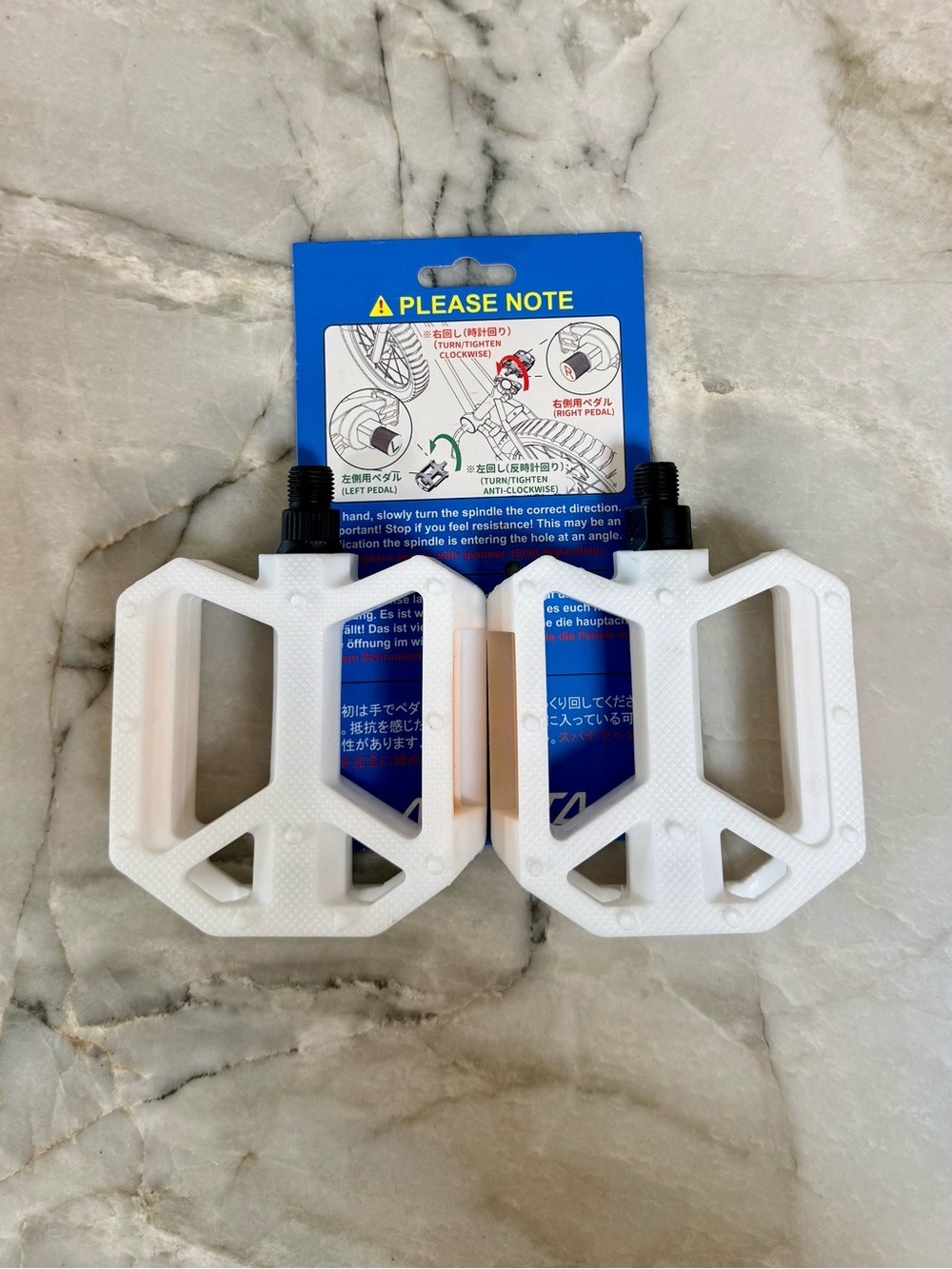 White Bicycle Pedals with Reflector 1/2”